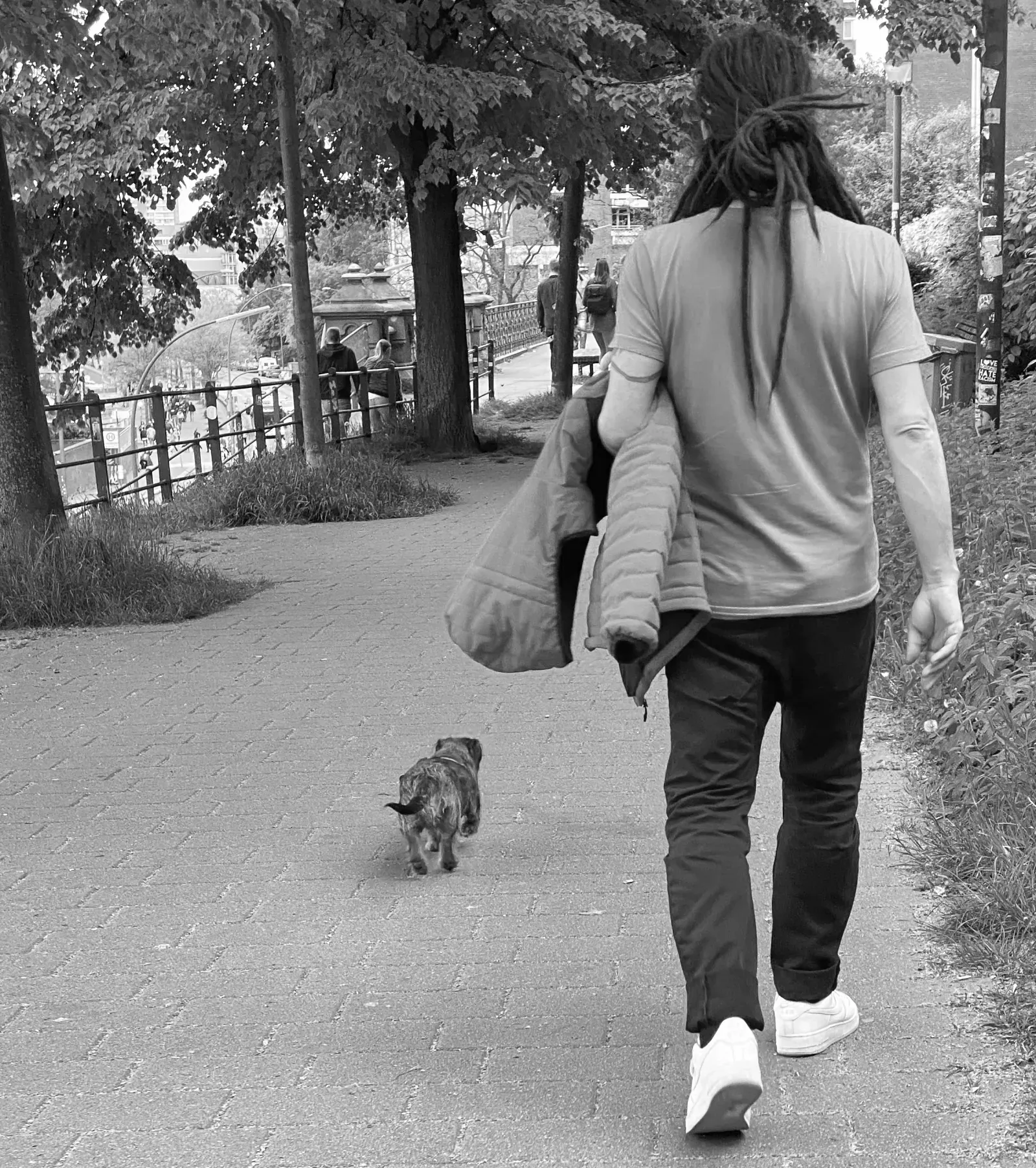 Miguel Baptista geht mit seinem Hund Jette spazieren.